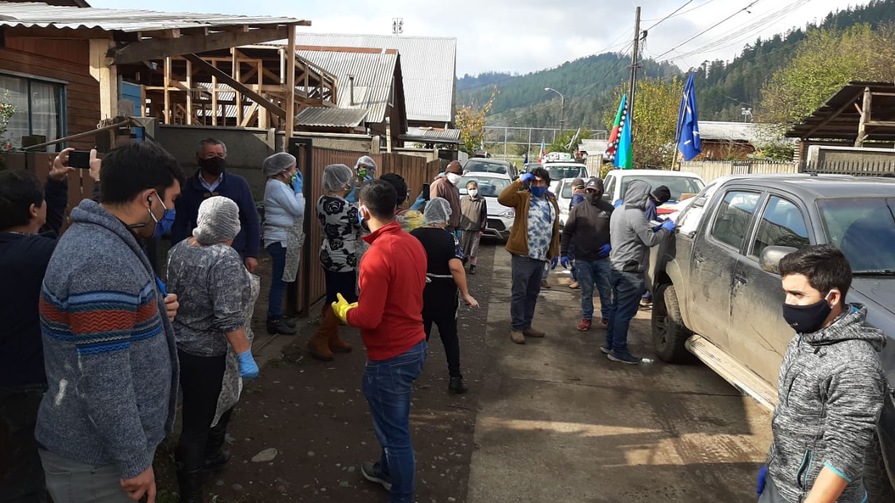Comunidades mapuches donaron 6 mil kilos de alimentos a vecinas que realizan una olla común en el sector San Antonio de Temuco